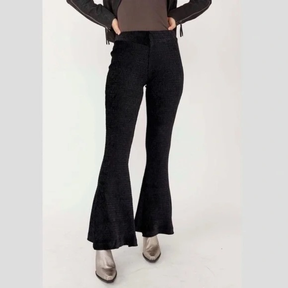 NWT FREE PEOPLE SO CHARMING VELVET FLARES TRENDING POPULAR BRAND WE THE FREE - Picture 1 of 8